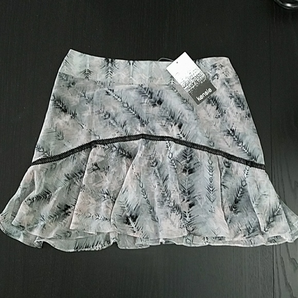 Kensie Dresses & Skirts - NWT Beautiful Kensie Skirt in Feather Brush Design